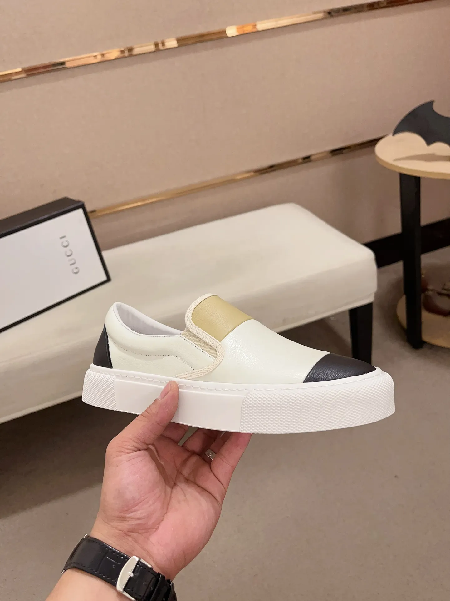 Men's shoes💰 440💰The new GUCCI (Gucci) counters are launched simultaneously. The new men's shoes, 😘fabrics are selected from imported cowhide, and the lining is sheepskin lining. 👍🏿 High-end ☄️ air-cushion molded anti-slip rubber outsole, exquisite lines, simple and elegant, comfortable and high-end for leisure travel. Code number: 38 to 44 (45 can be customized and cannot be returned or exchanged)